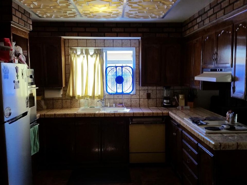2nd image of 392 Bay St