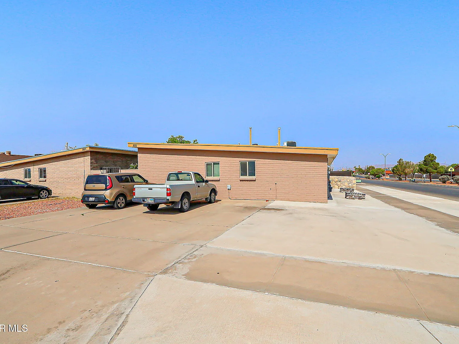 2 bed, 1.0 bath, 957 sqft, $1,350 — Photo 1