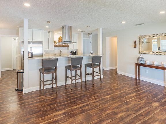 5th image of 580 Barrett Dr