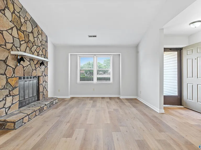 1008 Fieldstone Ct SE — Photo 3
