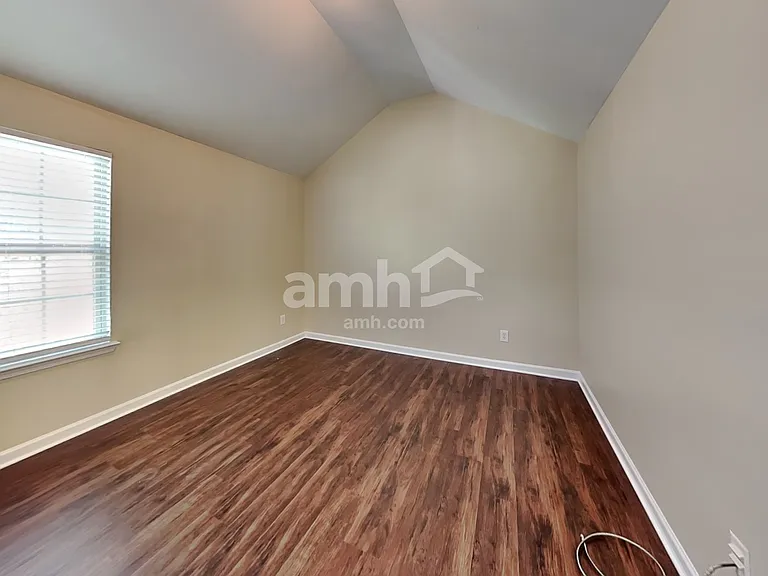 144 Tyre Dr — Photo 16