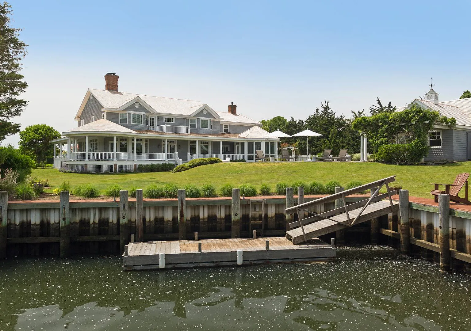 Stunning Waterfront Post Modern Quiogue — Photo 3