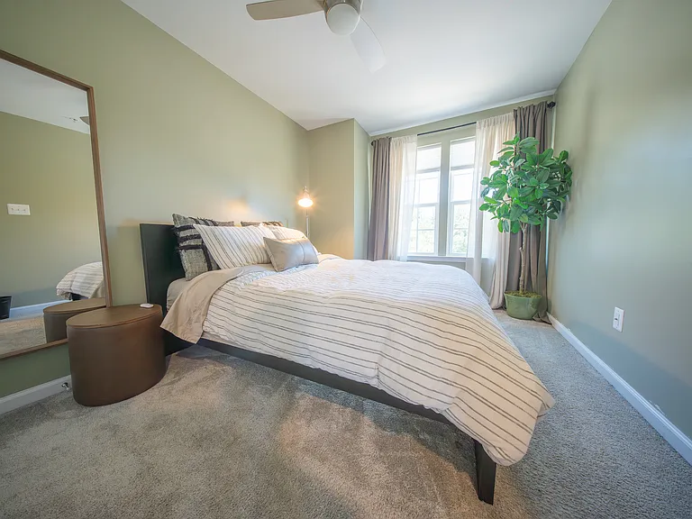 THIRD FLOOR - GUEST BEDROOM 1 (7/9)