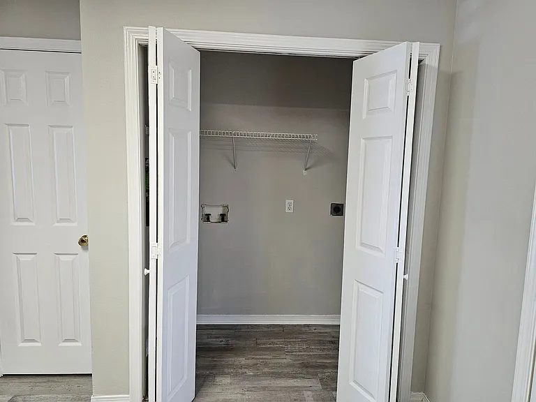 300 Fischers Ln — Photo 8