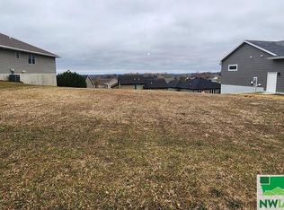 4210 Fieldcrest Dr, Sioux City, IA 51103