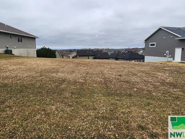 4210 Fieldcrest Dr, Sioux City, IA 51103