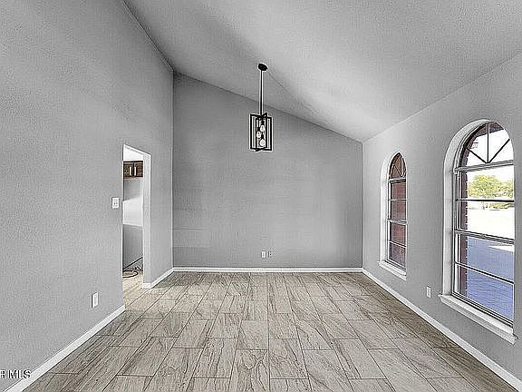 5th image of 3709 Roslyn Dr