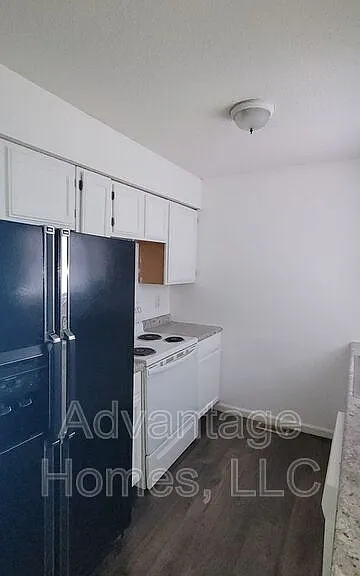 711 N 70th Ter — Photo 11