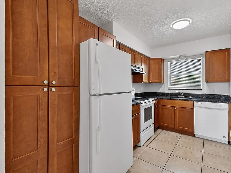1618 W 26th Ct — Photo 7