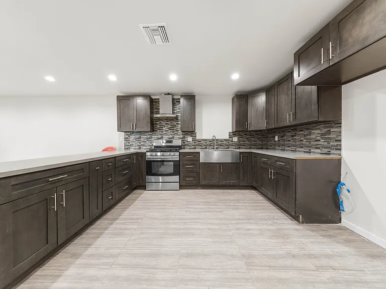 10554 Plainview Ave — Photo 31