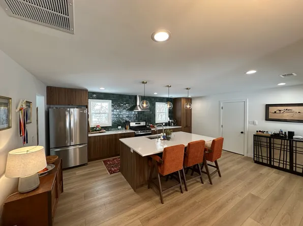 302 N Bluff Rd, Greenwood, IN 46142