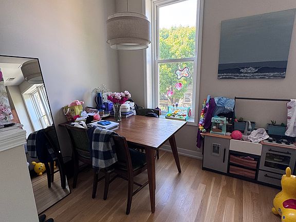 3rd image of 2537 W Walton St #2