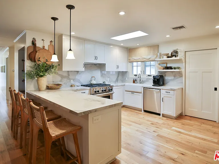 2330 Walnut Ave — Photo 5