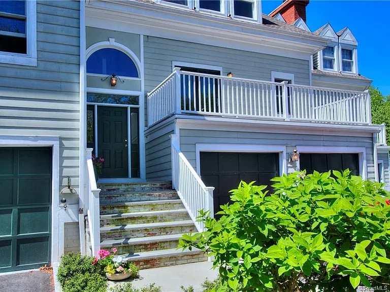 450 Center St #15 — Photo 2