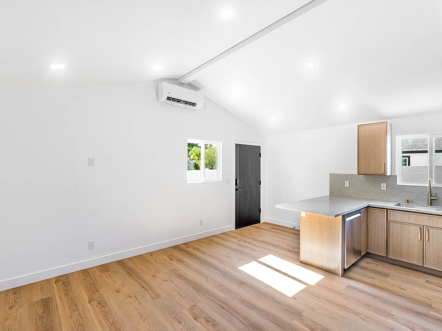 2 bed, 900 sqft, $3,000 — Photo 3