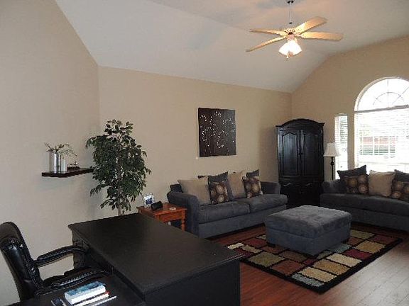 2nd image of 812 Kingsbrook Ln