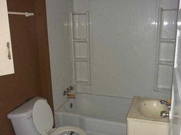 BATHROOM UNIT 2