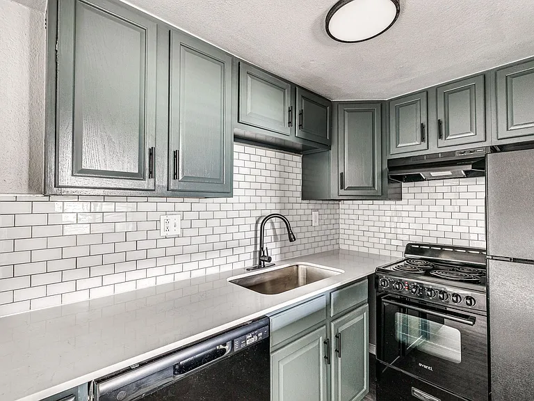 Alexis Park Apartments — Photo 15