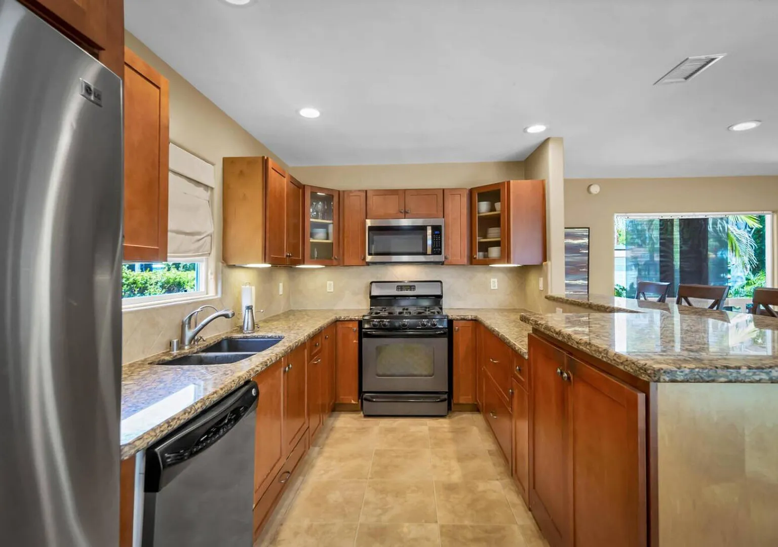 Bay Park 3BR Home w/ Hot Tub Short Drive to Beach — Photo 4
