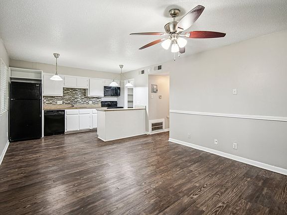 3rd image of 1300 Parker Ln #Penthouse 114