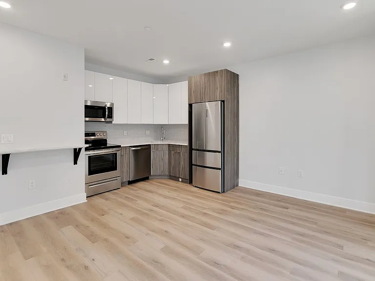 1723 Memorial Ave — Photo 10