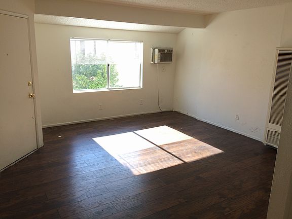 5th image of 617 N St Andrews Pl APT 4
