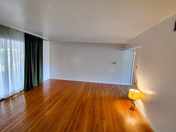 4th image of 1517 W Kaweah Avenue