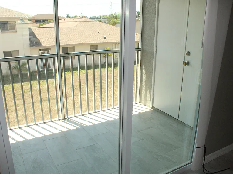1110 SW 47th Ter #204 — Photo 10