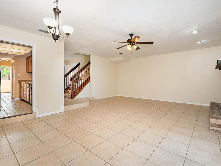 Living area/dining area