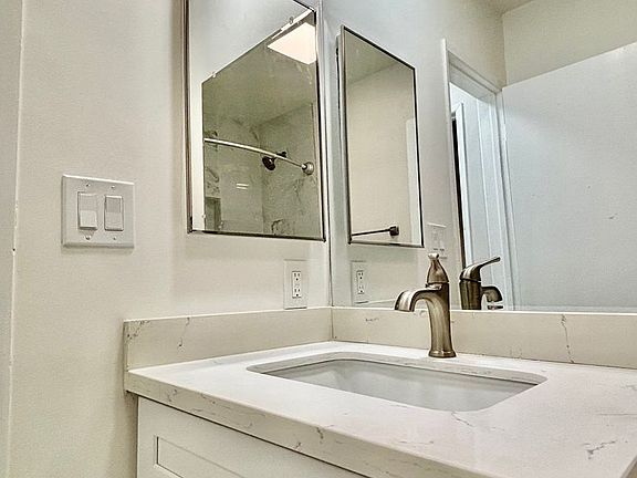 3rd image of 11002-11010 Rose Ave #211