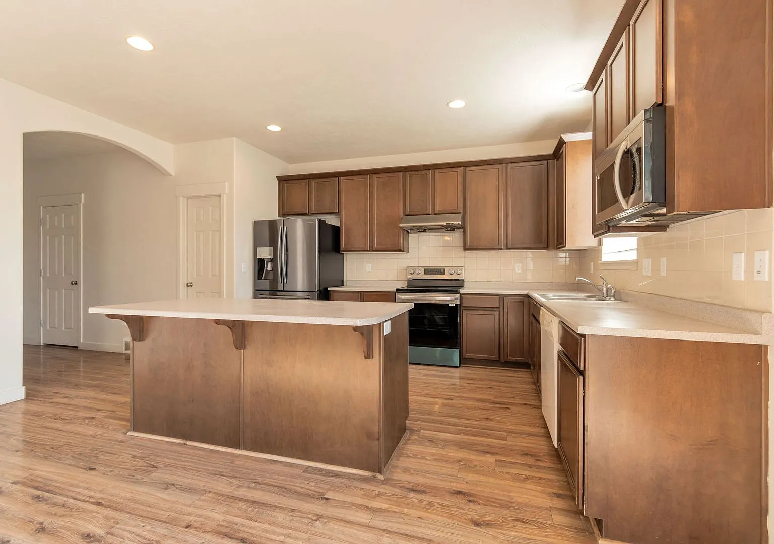 Spacious Lehi 2 Story W Attached 2 Car — Photo 4