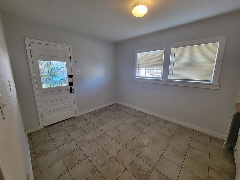 918 Preston St — Photo 14