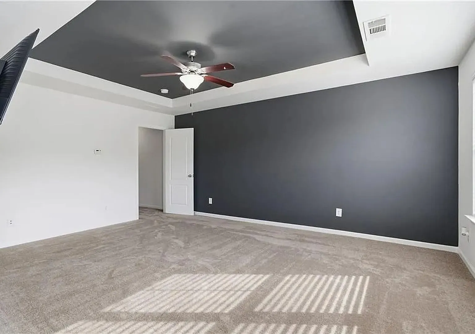 Room in 3 Bedroom Home in Lilburn — Photo 4