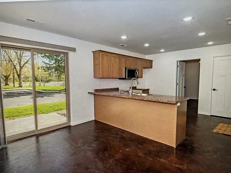 Logan Ln — Photo 3