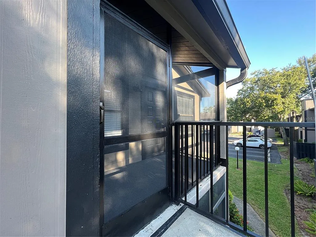 2 bed, 2.0 bath, 912 sqft, $1,575 — Photo 2