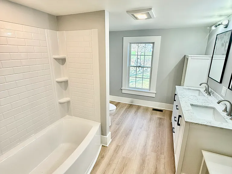 1213 Glenwood Heights Rd — Photo 1