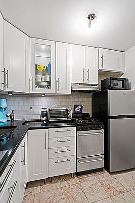 5th image of 220 E 57th St APT 6E
