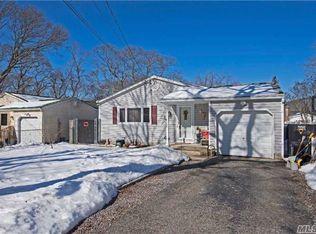 27 Laurel Pl, Farmingville, NY 11738