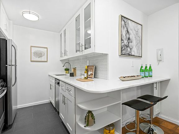 5th image of 130 E 18th St APT 14P