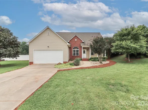104 Windrow Ln, Statesville, NC 28625