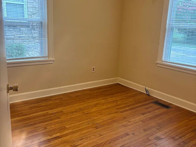 912 Merideth Dr — Photo 4