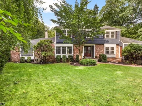 8 E Gate Rd, Long Valley, NJ 07853