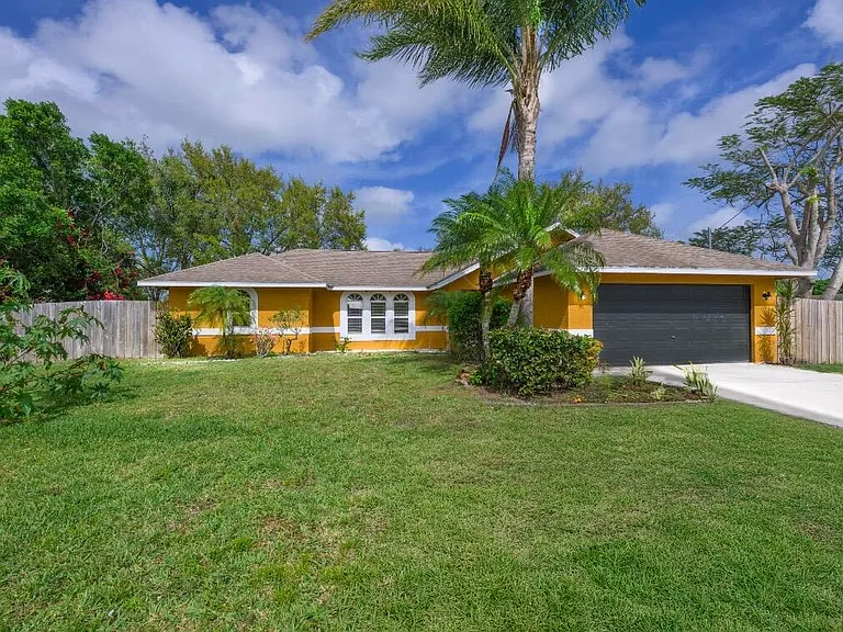 353 NW Ferris Dr — Photo 1