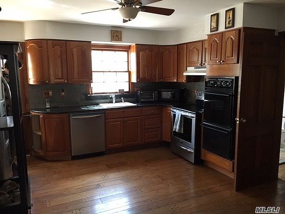 4th image of 44 Fiddlers Green Dr