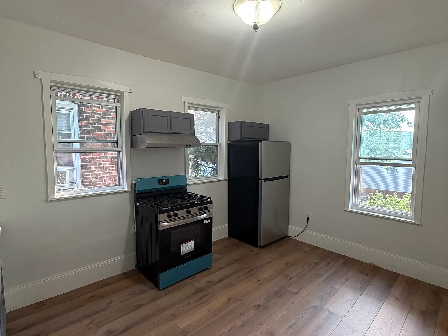 4 bed, 1.5 bath, 9999 sqft, $3,500 — Photo 1