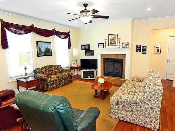 3rd image of 2921 Baker Farm Cir