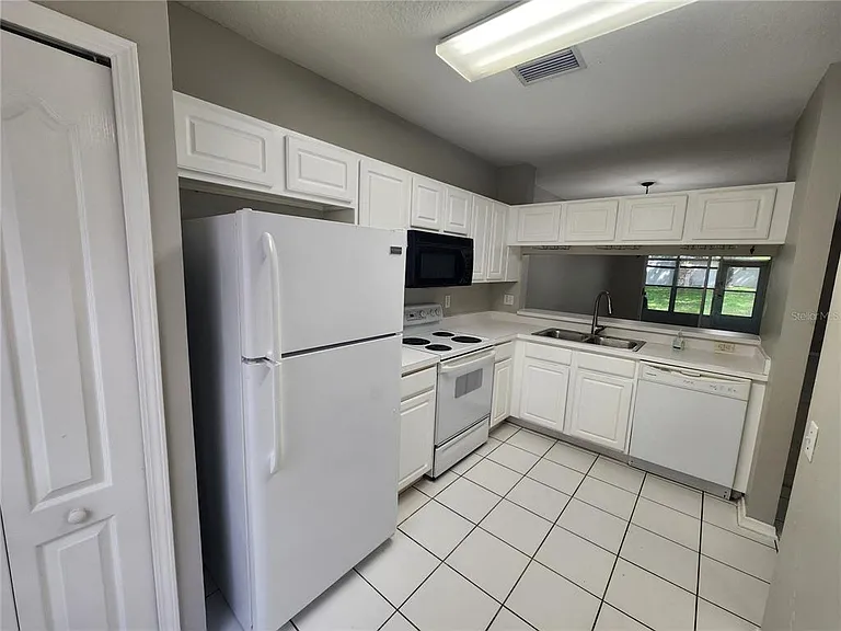 2302 Lake Woodberry Cir — Photo 6