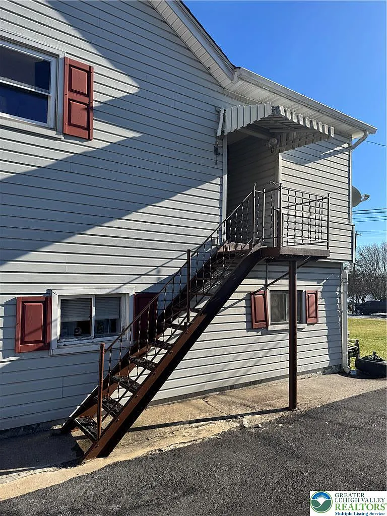 3 bed, 1.0 bath, 1000 sqft, $1,800 — Photo 3