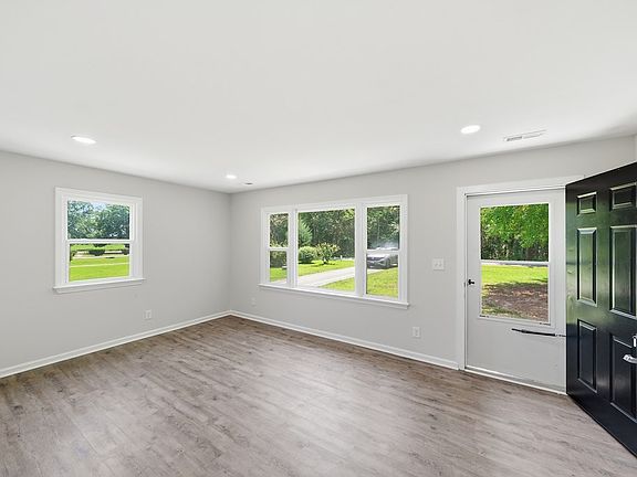 3rd image of 725 Faucetts Rd