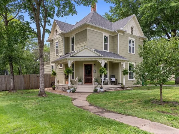 104 N High St, Butler, MO 64730